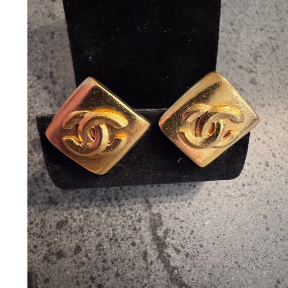 Authentic Chanel Vintage CC Rhombus Clip On Earrings 96P 24k Gold Plated - Picture 1 of 5